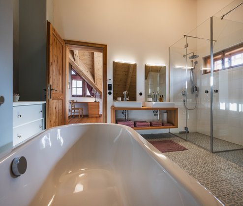 Schmiedgut dirndlpracht hauptbadezimmer freistehende badewanne – Dirndlpracht, Schmiedgut Bad Aussee