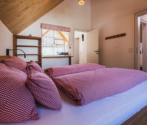 Schmiedgut zirbenwipfel schlafzimmer 3 bett einblick badezimmer – Zirbenwipfel, Schmiedgut Bad Aussee