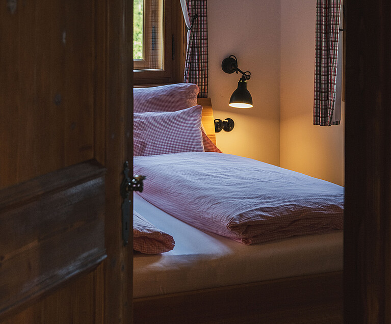 Schmiedgut dirndlpracht schlafzimmer 2 tuer einblick bett – Startseite, Schmiedgut Bad Aussee