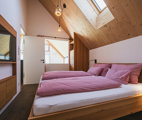 Schmiedgut zirbenwipfel schlafzimmer 2 tuerseite fenster zum wohnraum – Zirbenwipfel, Schmiedgut Bad Aussee