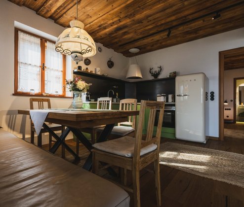 Schmiedgut platzhirsch essbereich mit kueche urlaub am land – Platzhirsch, Schmiedgut Bad Aussee