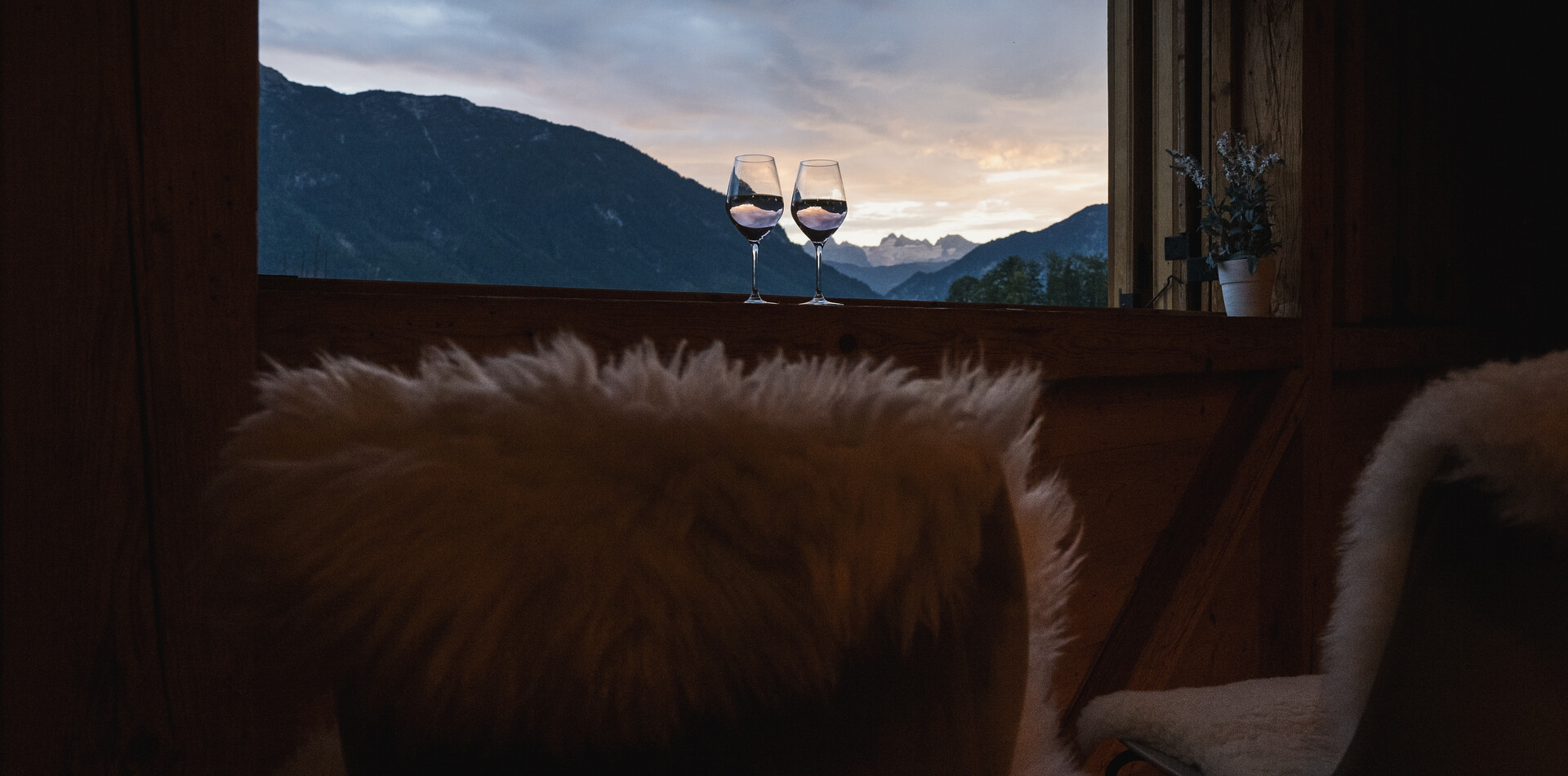 Schmiedgut narzissenbett loft chalet romantik offene lodgia abendlicht dachsteinlick – Geschichten vom Schmiedgut, Schmiedgut Bad Aussee