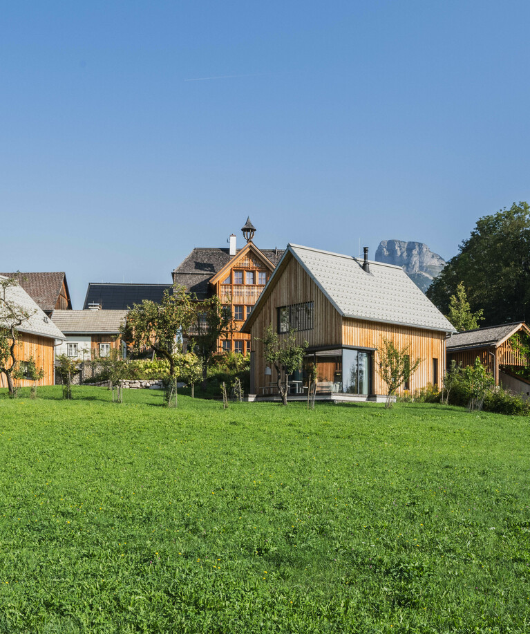 Schmiedgut bad aussee wiese mit gebaeudeensemble und losergipfel – Startseite, Schmiedgut Bad Aussee