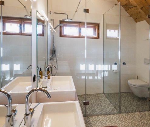 Schmiedgut dirndlpracht hauptbadezimmer waschtisch und dusche – Dirndlpracht, Schmiedgut Bad Aussee