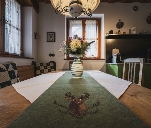 Schmiedgut platzhirsch esstisch frische gartenblumen landkueche – Platzhirsch, Schmiedgut Bad Aussee