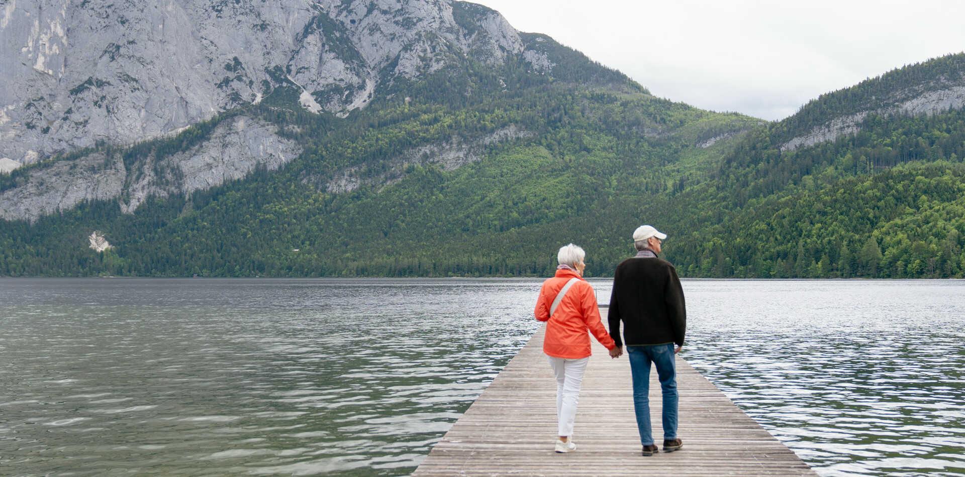 Sanfter urlaub salzkammergut senioren paar am steg altausseersee – Herbst, Schmiedgut Bad Aussee