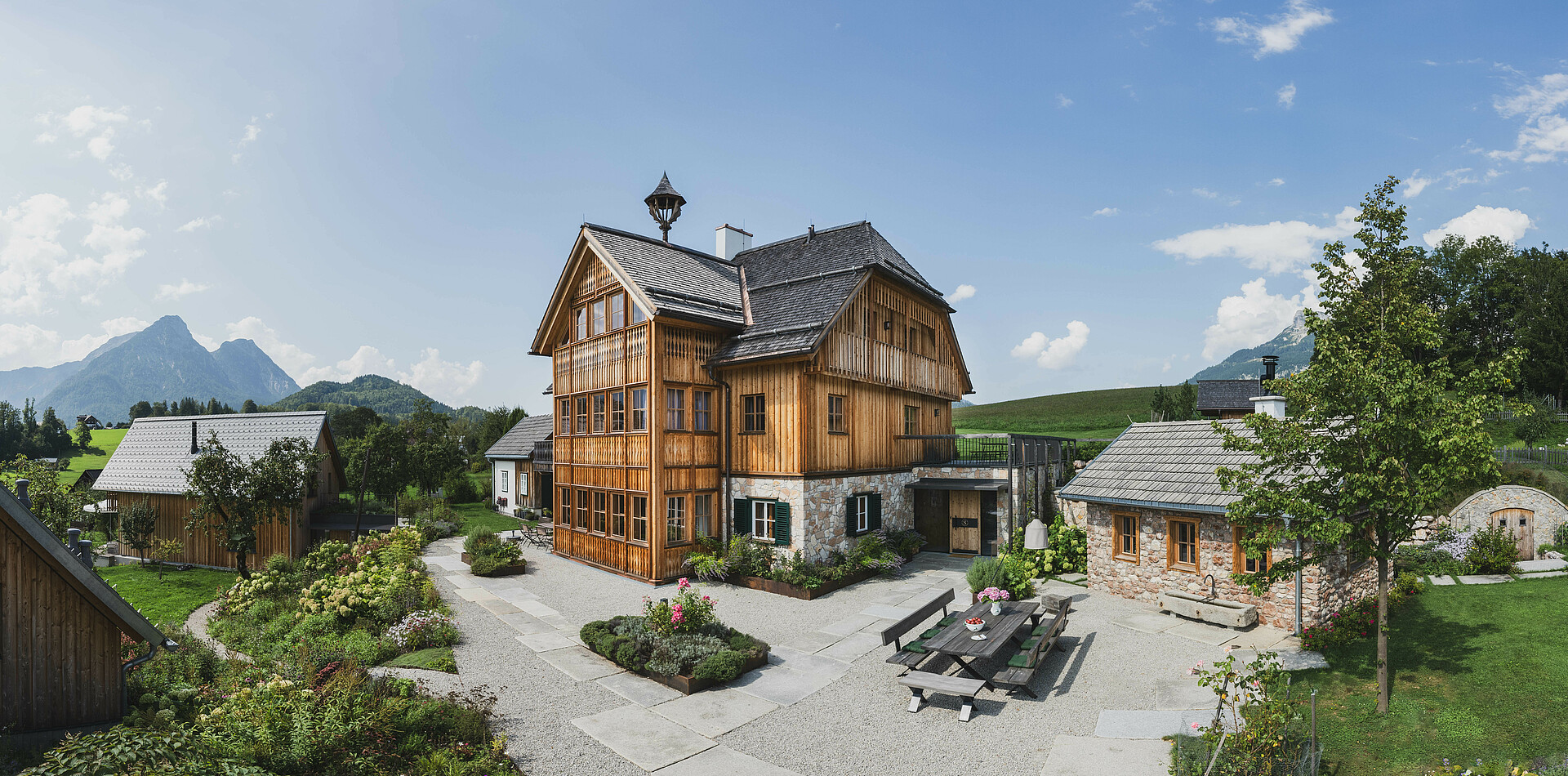 Schmiedgut bad aussee dorfplatz mit garten und berglandschaft sommer – Startseite, Schmiedgut Bad Aussee