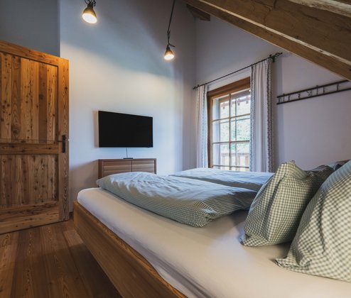 Schmiedgut dirndlpracht schlafzimmer 3 bett ausblick – Dirndlpracht, Schmiedgut Bad Aussee
