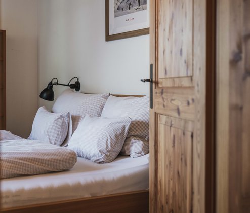 Schmiedgut platzhirsch schlafzimmer 2 einblick tuer – Platzhirsch, Schmiedgut Bad Aussee