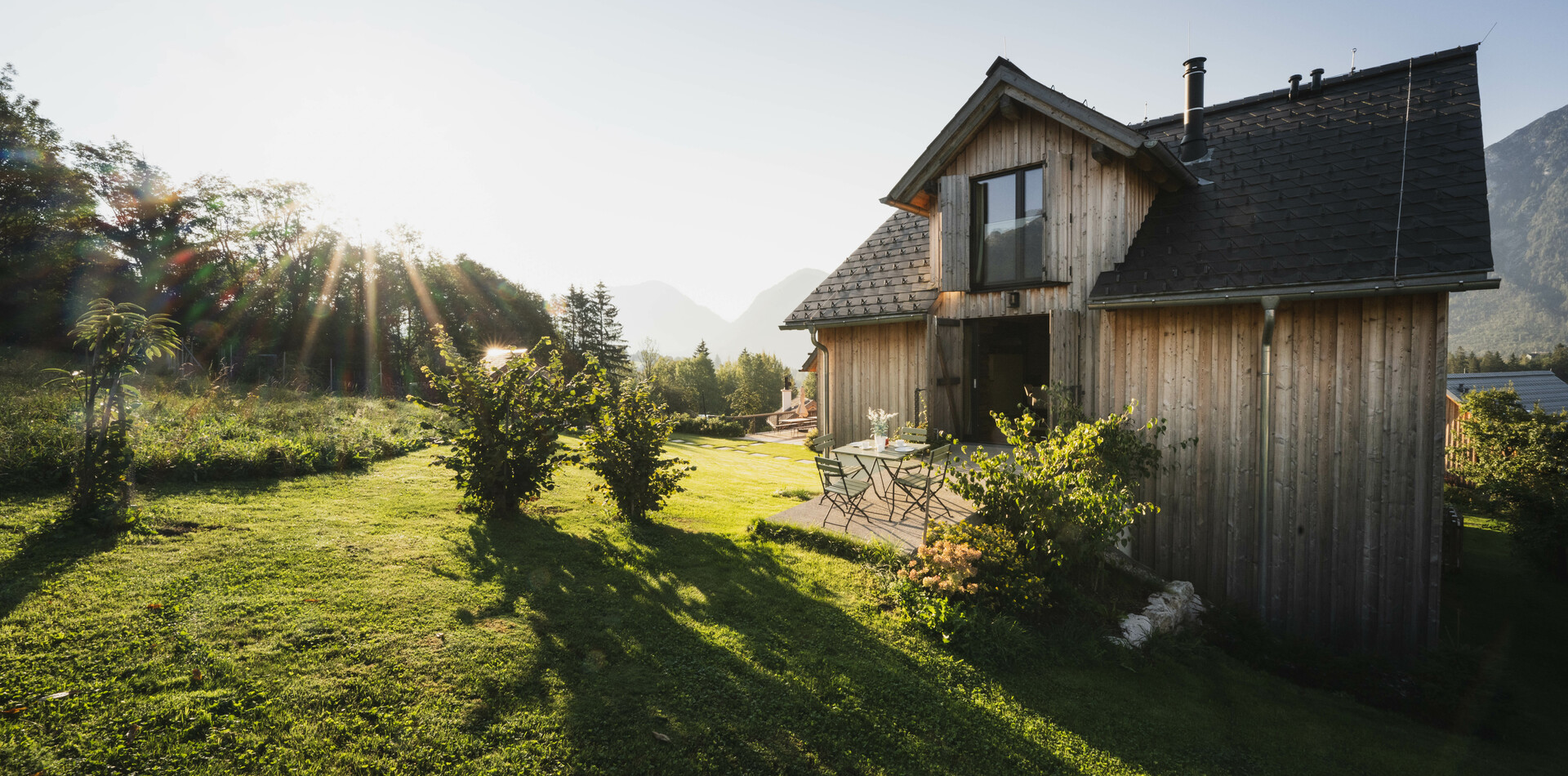Schmiedgut narzissenbett aussenansicht gartenseite morgensonne – Narzissenbett, Schmiedgut Bad Aussee