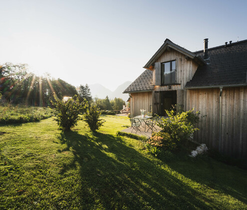 Schmiedgut narzissenbett aussenansicht gartenseite morgensonne – Narzissenbett, Schmiedgut Bad Aussee