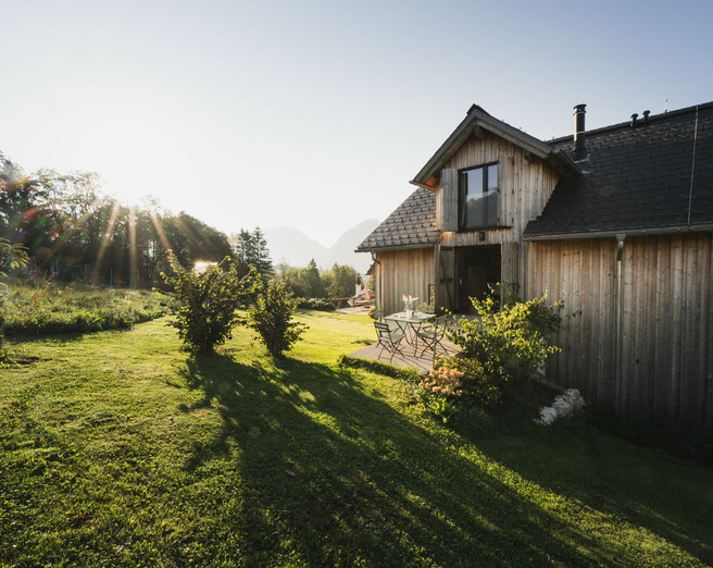 Schmiedgut narzissenbett aussenansicht gartenseite morgensonne – Startseite, Schmiedgut Bad Aussee