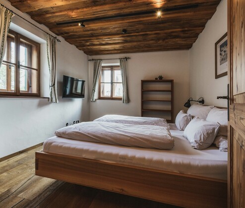Schmiedgut platzhirsch schlafzimmer 2 einblick – Platzhirsch, Schmiedgut Bad Aussee