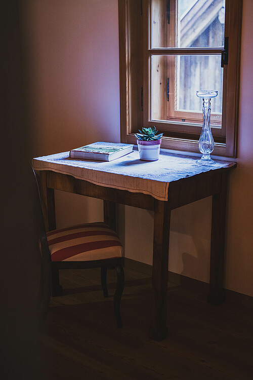 Schmiedgut dirndlpracht arbeitszimmer schreibtisch – Sommer, Schmiedgut Bad Aussee