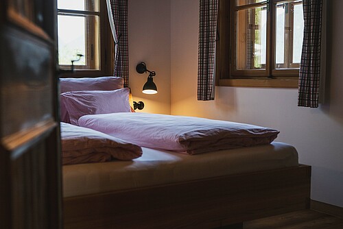 Schmiedgut dirndlpracht schlafzimmer 2 tuer einblick bett – Sommer, Schmiedgut Bad Aussee