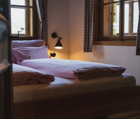 Schmiedgut dirndlpracht schlafzimmer 2 tuer einblick bett – Dirndlpracht, Schmiedgut Bad Aussee