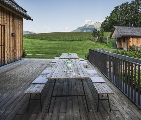 Schmiedgut dirndlpracht terrasse wiese und loserblick – Dirndlpracht, Schmiedgut Bad Aussee