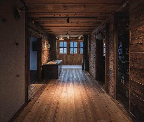 Schmiedgut dirndlpracht flur holzgetaefelt – Dirndlpracht, Schmiedgut Bad Aussee
