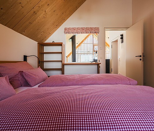 Schmiedgut zirbenwipfel schlafzimmer 3 tuerseite fenster zum wohnraum – Zirbenwipfel, Schmiedgut Bad Aussee