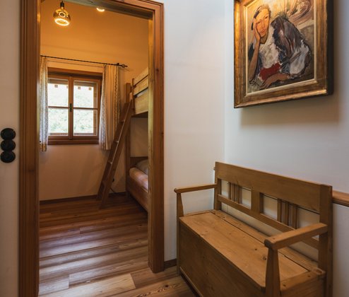 Schmiedgut dirndlpracht obergeschoss flur einblick schlafzimmer 4 – Dirndlpracht, Schmiedgut Bad Aussee
