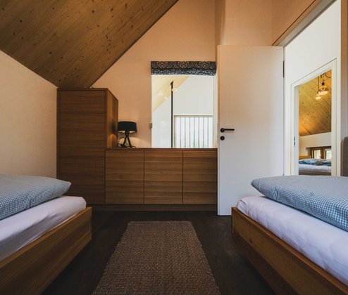 Schmiedgut waldundwiese schlafzimmer 2 fenster zum wohnbereich – Wald & Wiese, Schmiedgut Bad Aussee