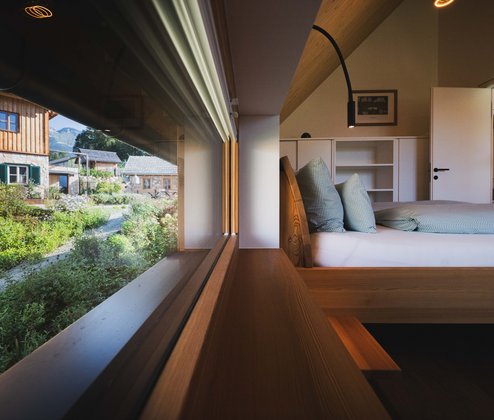Schmiedgut waldundwiese schlafzimmer 1 fenster zum dorfplatz und garten – Wald & Wiese, Schmiedgut Bad Aussee