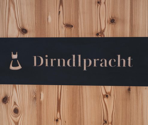 Schmiedgut dirndlpracht tuerschild – Dirndlpracht, Schmiedgut Bad Aussee