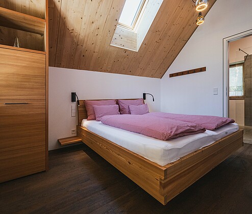 Schmiedgut zirbenwipfel schlafzimmer 2 dachfenster einblick badezimmer – Zirbenwipfel, Schmiedgut Bad Aussee