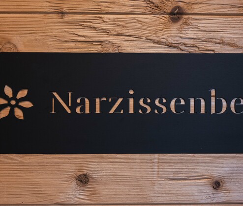 Schmiedgut narzissenbett tuerschild – Narzissenbett, Schmiedgut Bad Aussee