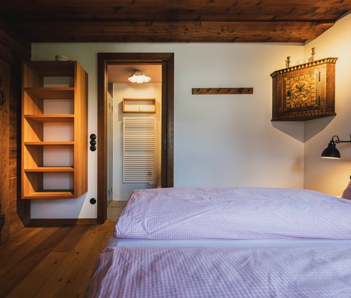 Schmiedgut dirndlpracht schlafzimmer 2 einblick badezimmer – Dirndlpracht, Schmiedgut Bad Aussee