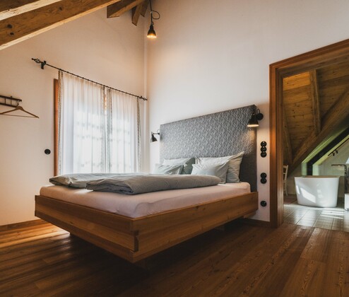 Schmiedgut dirndlpracht schlafzimmer 1 einblick ins bad – Dirndlpracht, Schmiedgut Bad Aussee