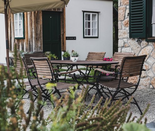Schmiedgut platzhirsch aussen gartenterrasse mit beerenhoehle – Platzhirsch, Schmiedgut Bad Aussee