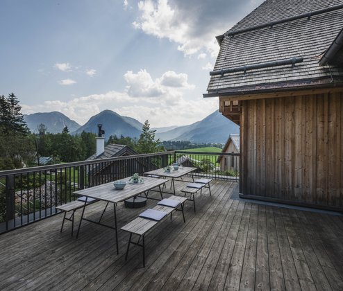 Schmiedgut dirndlpracht terrasse blick alte schmiede garten landschaft – Dirndlpracht, Schmiedgut Bad Aussee
