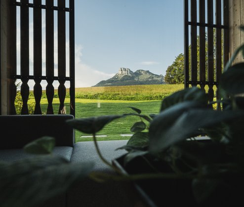 Schmiedgut dirndlpracht hauptraum panoramafenster ausblick loser – Dirndlpracht, Schmiedgut Bad Aussee