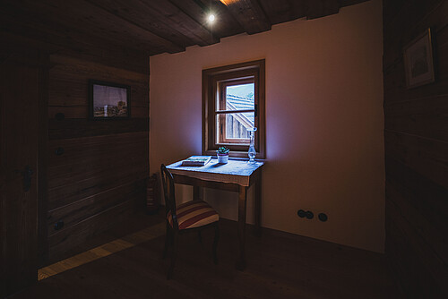 Schmiedgut dirndlpracht arbeitszimmer schreibtisch – Sommer, Schmiedgut Bad Aussee