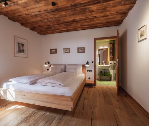 Schmiedgut platzhirsch schlafzimmer 1 einblick badezimmer – Platzhirsch, Schmiedgut Bad Aussee
