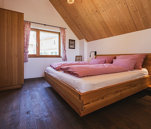 Schmiedgut zirbenwipfel schlafzimmer 3 fensterseite – Zirbenwipfel, Schmiedgut Bad Aussee