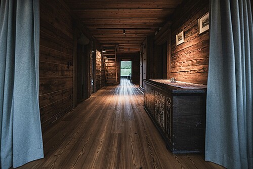 Schmiedgut dirndlpracht flur durchblick zum wohnzimmer – Sommer, Schmiedgut Bad Aussee
