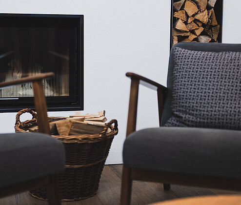 Schmiedgut zirbenwipfel design ferienhaus kamin mit holzkorb sitzgruppe – Zirbenwipfel, Schmiedgut Bad Aussee