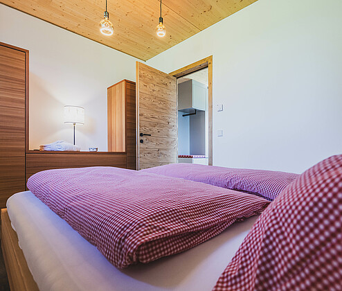 Schmiedgut zirbenwipfel schlafzimmer 1 erdgeschoss bett kleiderschraenke tuer – Zirbenwipfel, Schmiedgut Bad Aussee