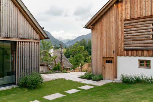 Dachsteinblick vom schmiedgut mit bauernhaus und scheune – Gartenlandschaft, Schmiedgut Bad Aussee