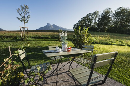Schmiedgut narzissenbett garten fruehstueckstisch natur und loserblick – Gartenlandschaft, Schmiedgut Bad Aussee