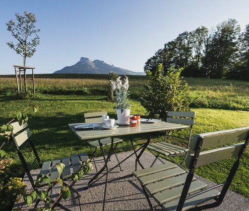 Schmiedgut narzissenbett garten fruehstueckstisch natur und loserblick – Narzissenbett, Schmiedgut Bad Aussee