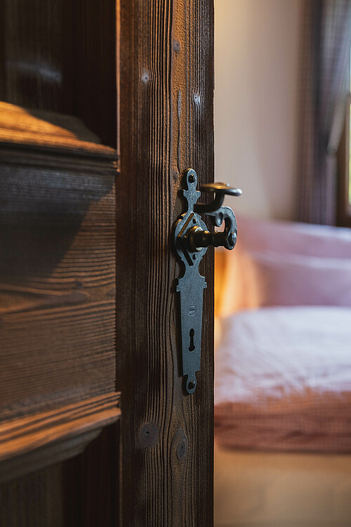 Schmiedgut dirndlpracht schlafzimmer 2 tuerblatt einblick – Sommer, Schmiedgut Bad Aussee