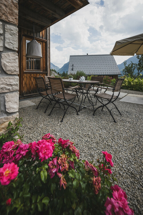 Schmiedgut platzhirsch aussen gartenterrasse suedseitig mit sonnenschirm – Gartenlandschaft, Schmiedgut Bad Aussee