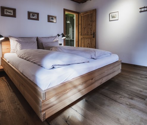 Schmiedgut platzhirsch schlafzimmer 1 bett vom fenster aus – Platzhirsch, Schmiedgut Bad Aussee