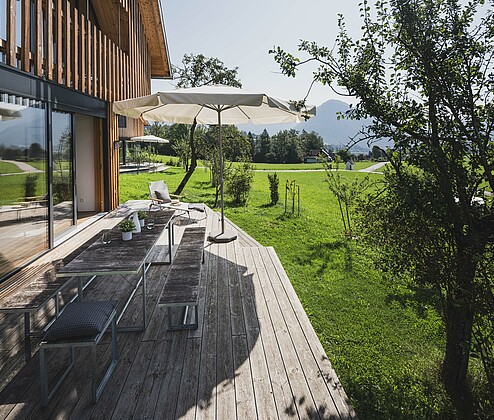 Schmiedgut zirbenwipfel terrasse mit sonnenschirm zum obstgarten – Zirbenwipfel, Schmiedgut Bad Aussee