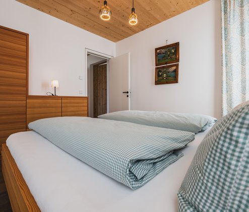 Schmiedgut waldundwiese schlafzimmer erdgeschoss bett kleiderschraenke – Wald & Wiese, Schmiedgut Bad Aussee