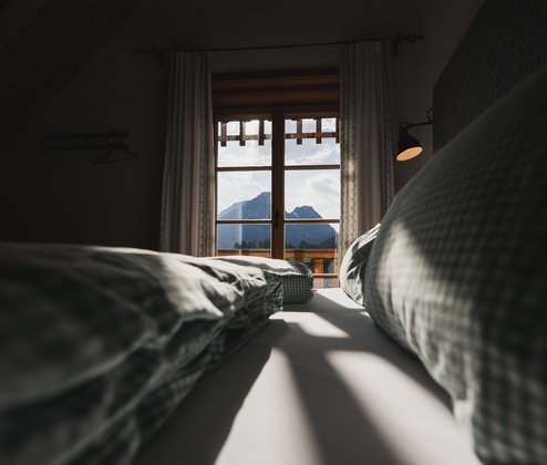 Schmiedgut dirndlpracht schlafzimmer 1 bett ausblick berge sonnenlicht – Dirndlpracht, Schmiedgut Bad Aussee