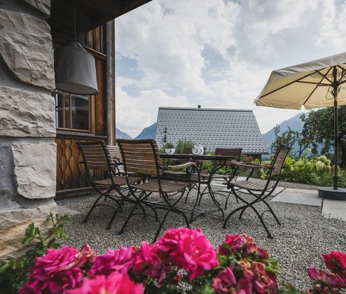 Schmiedgut platzhirsch aussen gartenterrasse suedseitig mit sonnenschirm – Platzhirsch, Schmiedgut Bad Aussee